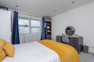 2-Bed Apartment Steps from Muswell Hill