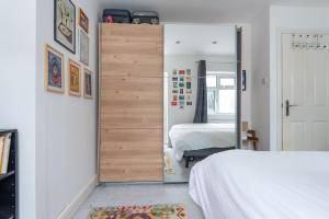 2-Bed Apartment Steps from Muswell Hill