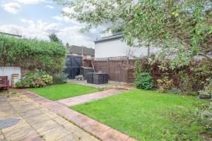 2-Bed Apartment Steps from Muswell Hill