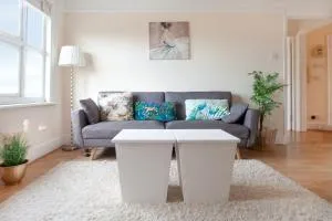 Chic two bed flat sleeps 5 next to train station - London