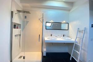 Modern & bright 4-room apartment in Cannes Banane