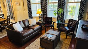 Kingsby Farmhouse - 1BR with 2 Queens & Mountain Views