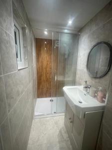 New luxurious and spacious guest suite in Banstead