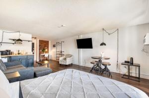 King Oceanview Studio, SMART TV, 12 PM Check-In,