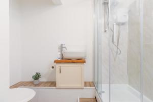 Cozy Studio Apartment Kenilworth, Free Parking, WIFI, Smart TV