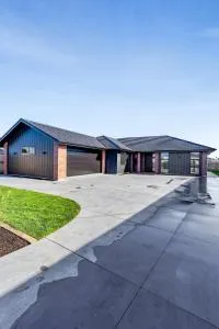 4B2B Family Friendly New build Home, 5 Beds Sleeps 10 - Bell Block