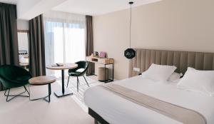 Hotels Hotel Spa Restaurant La Madrague : Chambre Familiale - Vue sur Jardin