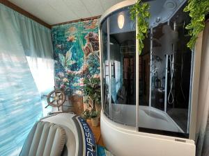 窓際から海と鉄道が見える宿 サウナ プロジェクター カラオケ完備 トリックマーメイド