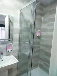 Heathrow Windsor Guest house with Airport parking