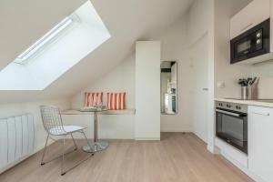 Studio sous les combles côté cour, parking gratuit