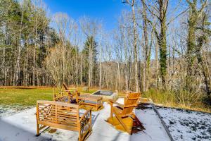 10 Mi to Asheville Mtn-View Hideaway!