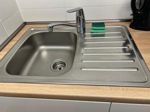 Modernes Untergeschoss-Apartment