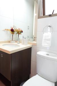 Departamento a pasos del Parque Arauco con piscina en Las Condes con Aire Acondicionado