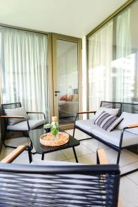 Departamento a pasos del Parque Arauco con piscina en Las Condes con Aire Acondicionado