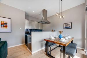 Ropewalks Retreat IV Sleeping 6 Guests with Parking and Balcony