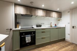 2-BR Flat in Nottingham, Ideal for Exploring Local Sights