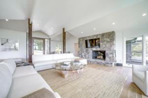 Luxurious Mountain Retreat with Long Range Views!