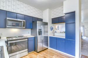 East End Galveston Condo with Pool, 1 Mi to Beach!