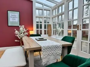 Stylish 4 Bedroom Home in Port Sunlight with 7 Beds Perfect for Business Bookings and Groups - 布兰博罗