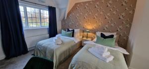Stylish 4 Bedroom Home in Port Sunlight with 7 Beds Perfect for Business Bookings and Groups