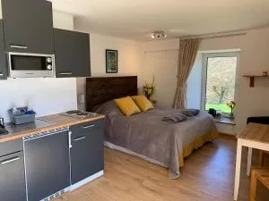 Secluded and self-contained Room with a View - Trelleck