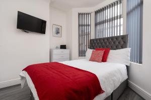 Huge 4 Bedroom Ensuite-Liverpool-Parking