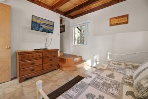 Harrisons Hanger - Cozy cabin with a fairly nice view of the tree line! Wood burning fireplace!