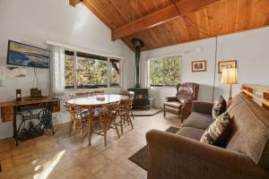 Harrisons Hanger - Cozy cabin with a fairly nice view of the tree line! Wood burning fireplace!