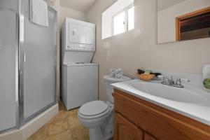 Harrisons Hanger - Cozy cabin with a fairly nice view of the tree line! Wood burning fireplace!