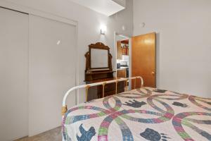 Harrisons Hanger - Cozy cabin with a fairly nice view of the tree line! Wood burning fireplace!