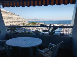 Grand studio vue mer à Marina Baie des Anges
