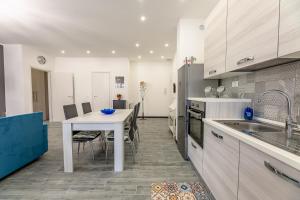 10 minuti a piedi dal mare, grande terrazza con ombrellone