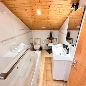 SeaView House - quiet area, 7 mins to town, stunning views