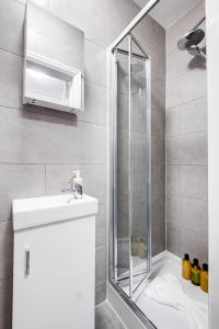 Self-check in Studio, All-Inclusive Kitchen, Free Parking, Middlesex Uni, access to Wembley Stadion,20 Min Central