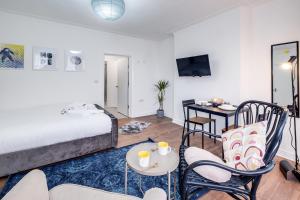 Extended-Stay Studio, Work-Ready, Full Kitchen, City Access & Parking