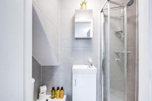 Stylish Loft for Students&Visitors, 2 Min Middlesex Uni, Free Parking & Stocked Kitchen, 25min to Central London