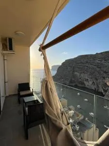 Xlendi - Seafront 2 Bedroom Apartment, Fully Air-conditioned and equipped with all amenities - Xlendi