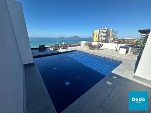 Torre con roof garden y piscina vista al mar