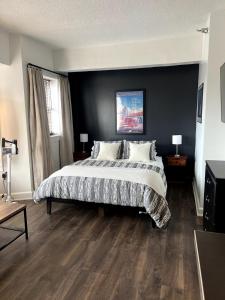 Downtown Studio with Full Kitchen and Bath