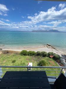 Stunning Beachfront Apartment Strátos