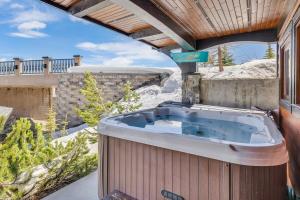Snow Therapy Chalet - Ski In Out, Hot Tub & Mtn View