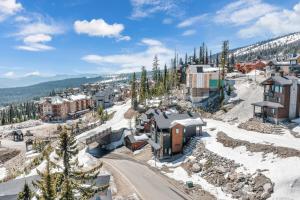 Snow Therapy Chalet - Ski In Out, Hot Tub & Mtn View