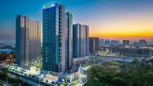 Holiday Inn Express Guangzhou University Town - Shuttle Service During Canton Fair - Free Morning & Evening Transfers to or from Canton Fair Complex - Banjiang