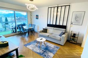 Panorama Stay, Pool, Balcony and Mountain View