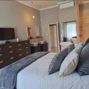 Cheerful 4 Bedroom in a Golf Estate