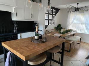 Large Modern home, 5 mins to town Centre