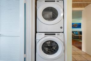 Top Floor Oceanview Kona Condo!