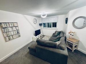 Modern 1 Bed Apartment Next to Mirfield Station Free Parking & Wi-FI