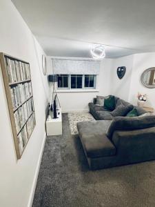 Modern 1 Bed Apartment Next to Mirfield Station Free Parking & Wi-FI