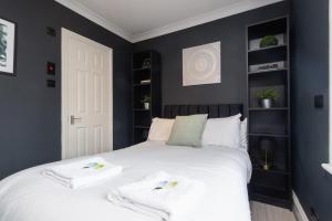 Cozy 1BR Flat, Train Station, Free Parking, WiFi, Smart TV